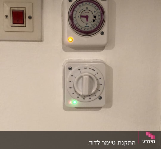 שני טיימרים חשמליים עם נורות חיווי